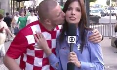 Nữ phóng viên xinh đẹp Brazil bị CĐV Croatia  "cưỡng hôn "