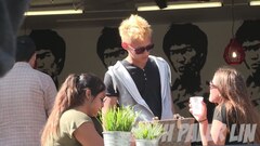 Neymar trốn trại, tán tỉnh, ôm hôn gái lạ