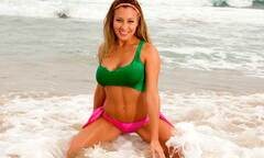 Người đẹp hứa thưởng sex 16 giờ cho CĐV nếu Chile hạ TBN