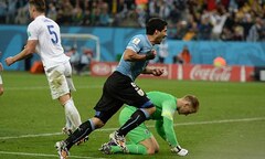 Suarez rực sáng đẩy đội tuyển Anh vào bi kịch