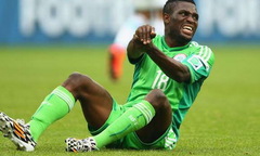 Clip: Sút bóng cực mạnh, sao Nigeria khiến đồng đội gãy tay