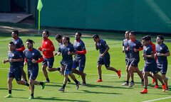 World Cup 2014: ĐT Chile bị máy bay do thám buổi tập kín