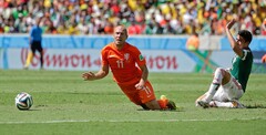 Clip: Điểm lại những pha ngã vờ thiên tài của Robben