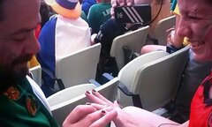 Fan Mexico cầu hôn bạn gái trên khán đài ở trận thua Hà Lan