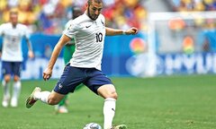 Benzema đọc kinh trước trận Pháp đấu với Đức để cầu may