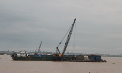 Bến Tre: Ai 'bảo kê' cho doanh nghiệp khai thác cát trái phép?