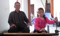 Video: “Nghệ nhân nhí” chơi đàn bầu làm say lòng người