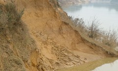 Video: Người dân Hương Khê bất an vì nỗi lo  "hà bá nuốt nhà "