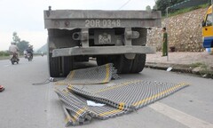 Tài xế ngủ gật, xe tải đâm nát trạm cân