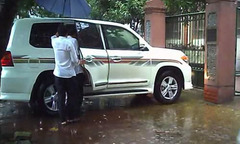 Trưởng Ban quản lý Khu kinh tế đi xe sang mang biển giả