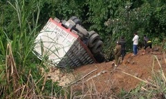 Xe tải lao xuống vực lúc lên đèo, hai người bị thương nặng