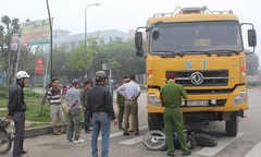 Thiếu phụ chết thảm dưới bánh xe tải