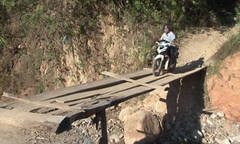 Clip: Người dân bị cô lập do sạt lở đất ở Kỳ Sơn (Nghệ  An)