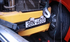 Xe tải tông cực mạnh xe khách, 2 tài xế mắc kẹt trong ca bin