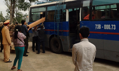 Bắt giữ xe khách chở gần 1 tấn gỗ lậu tại Quảng Bình