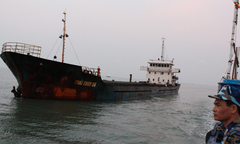 Bắt giữ tàu chở trên 3.000 tấn quặng không rõ nguồn gốc