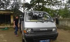 Hà Tĩnh: Bắt giữ xe ô tô biển xanh chở gỗ lậu