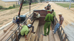 Không bằng lái, ngang nhiên chở 2,7m3 gỗ lậu