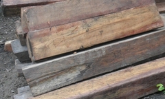 Khánh Hòa: Phát hiện bãi tập kết với hơn 100 khúc gỗ quý