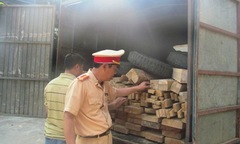 Bắt giữ xe biển Lào vận chuyển 1,392m3 gỗ lậu