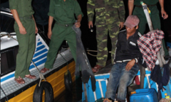 Bắt tàu vận chuyển 300kg gỗ trắc dây trái phép