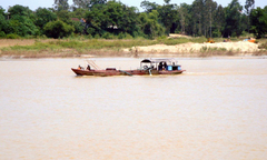 Nghệ An: Bắt 3 sà lan “rút ruột” sông Lam