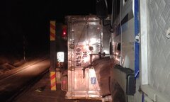 Lật xe tải, Quốc lộ 4D kẹt cứng hàng giờ đồng hồ