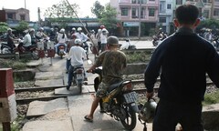 Hiểm họa từ những cung đường dân sinh giao đường sắt