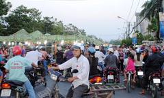 Hàng trăm tiểu thương xuống đường chặn xe để phản đối di dời chợ