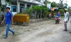 Mang quan tài đặt trước nhà để chống cưỡng chế đất