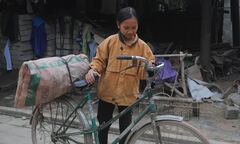 Video: Bé gái lớp 6 vừa học vừa nhặt đồng nát phụ gia đình