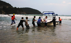 Cứu sống hai người nước ngoài ngất xỉu trôi dạt trên biển