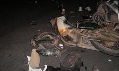 Xe máy đâm nhau trong đêm, người nguy kịch bên vũng máu