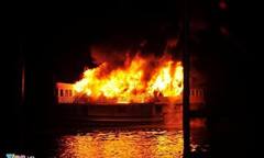 Tàu du lịch bốc cháy, 16 người nước ngoài thoát nạn