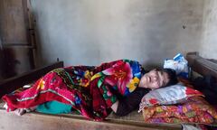 Tiếng khóc xé lòng trong đêm của người mẹ bại liệt