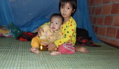 Thương cảm phận đời mồ côi mẹ của 3 đứa trẻ thơ dại