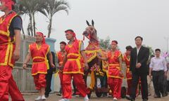 Hàng nghìn người dự lễ hội cầu Ngư và đua thuyền đền Cờn