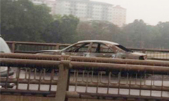 Xe ô tô phát hỏa dữ dội trên đường vành đai 3