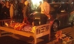 Va vào cánh cửa ô tô, một phụ nữ bị xe tải cán chết