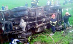 Mất lái, xe tải đâm nát xe máy, 3 người thương vong