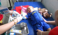 Nghẹn lòng bé trai 2 tuổi chiến đấu với bệnh ung thư máu