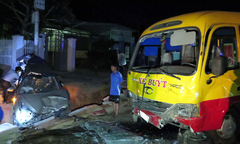 Ô tô 7 chỗ gây tai nạn liên hoàn, 8 người thương vong