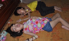 Nghẹn lòng tâm sự của hai chị em mang thân hình “rắn”