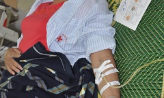 Xót xa cảnh mẹ mắc bệnh nặng phải khóc đếm từng ngày rời xa con 