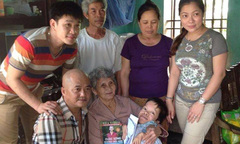 Cô gái 34 năm sống trên giường trong hình hài trẻ lên hai