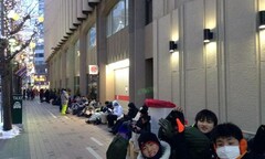 Nhật Bản: Fan Apple ngủ cả đêm dưới tuyết chờ khuyến mãi