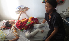 Video: Bức xúc, cha chất rơm châm lửa đốt con trai