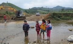 Video: Học sinh tiểu học phải lội suối trong giá rét đến trường