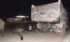 Quảng Bình: Đâm vào đuôi xe tải, nam sinh viên tử vong