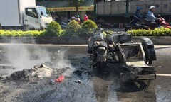 Tránh xe đạp, xe mô tô dẫn đoàn đua bị cháy nổ